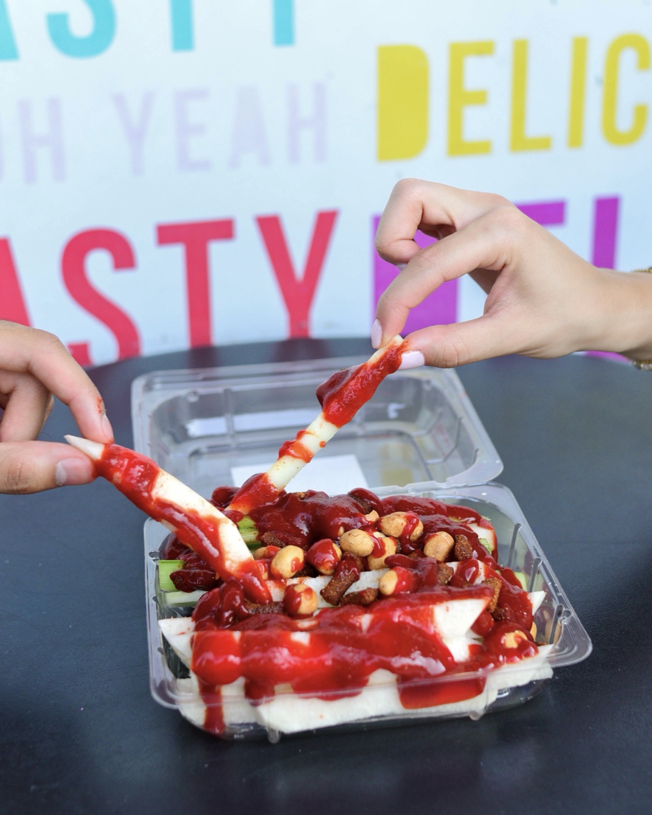 Charola de fruta con jícama, pepino, chamoy y cacahuates