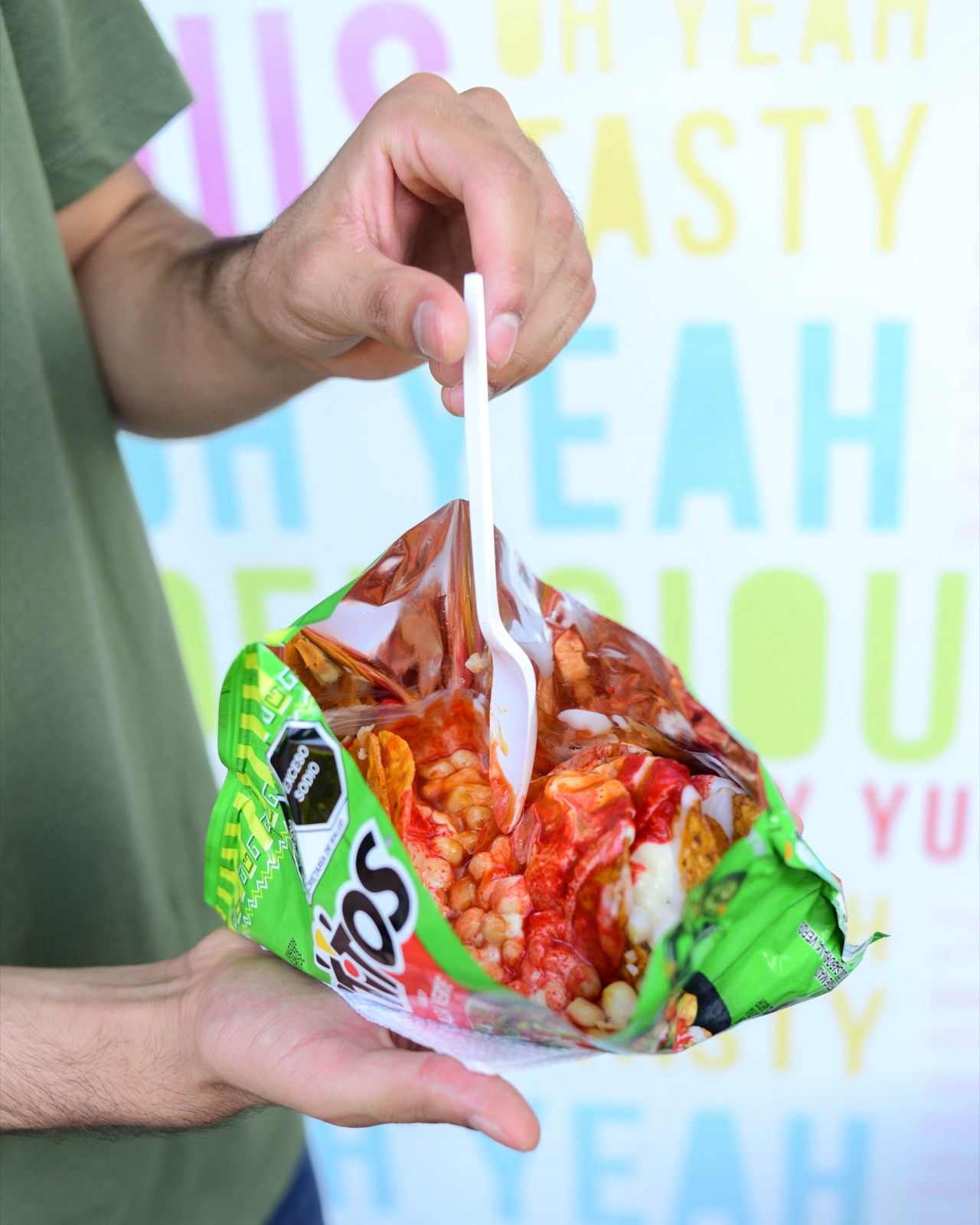 Tostitos preparados con elote y chamoy